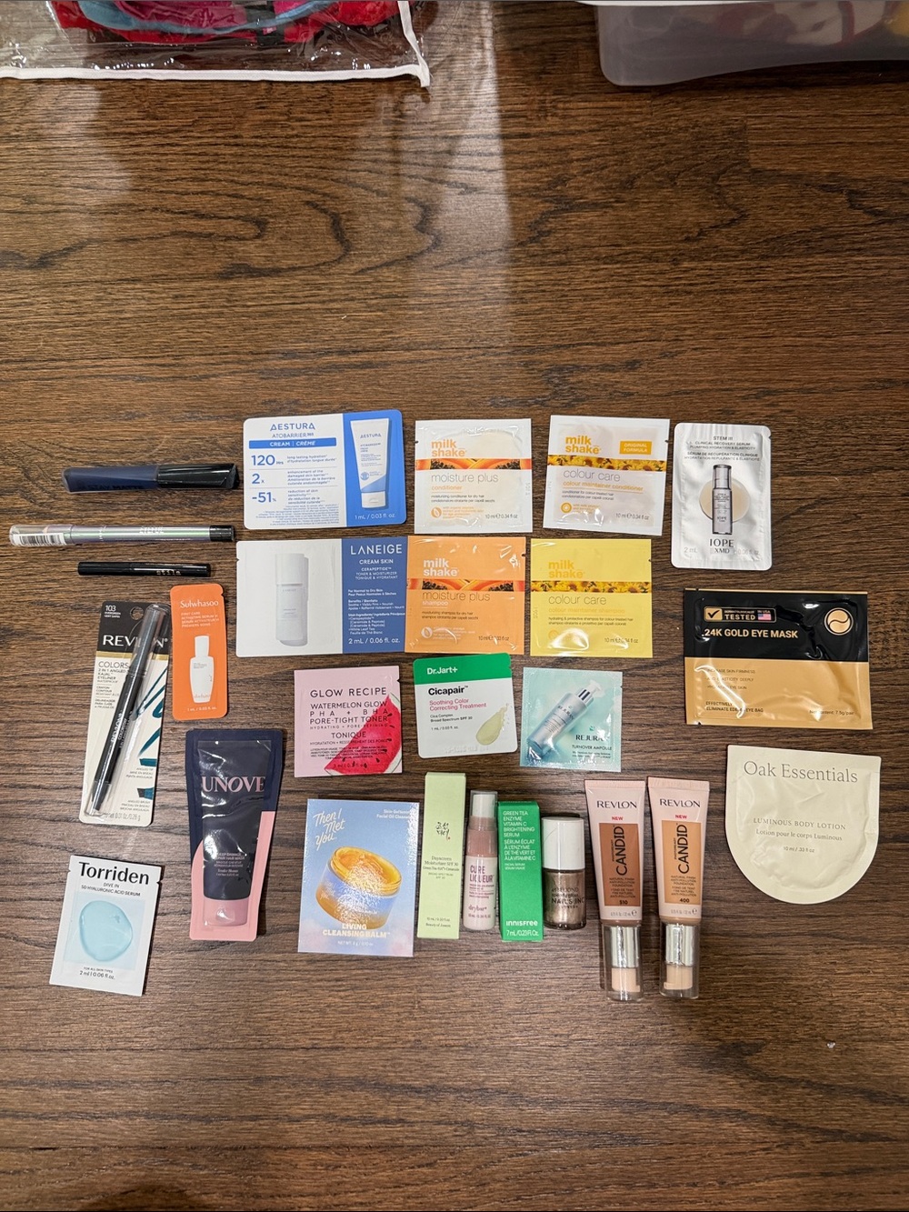 Essentials Women Makeup Sample Kit - Multicolor Assorted Sachets & Tubes